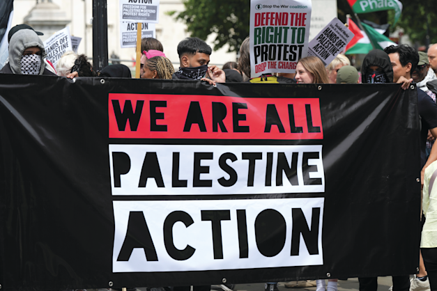 הפגנת תמיכה בארגון לאחר החלטת הממשלה / צילום: ap, Frank Augstein הפגנת תמיכה בארגון לאחר החלטת הממשלה / צילום: ap, Frank Augstein