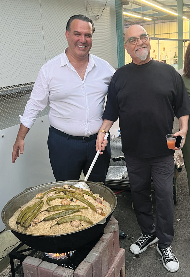 השף ישראל אהרוני עם איש העסקים מוטי כוזהינוף / צילום: יח''צ השף ישראל אהרוני עם איש העסקים מוטי כוזהינוף / צילום: יח''צ