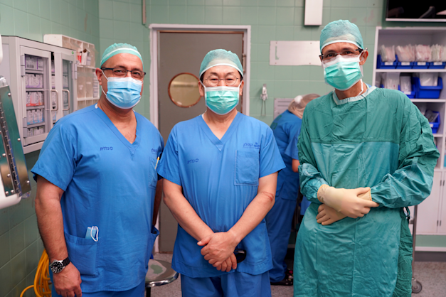 משמאל לימין: ד''ר ברק בר זכאי, פרופ' קים יונג וו, ד''ר חרבי חלאילה / צילום: גילעד שעבני משמאל לימין: ד''ר ברק בר זכאי, פרופ' קים יונג וו, ד''ר חרבי חלאילה / צילום: גילעד שעבני