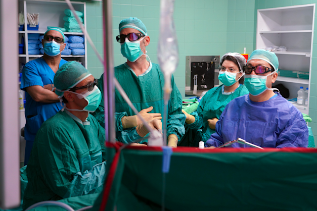 פינה שמאלית עליונה - ד''ר ברק בר זכאי, מתחתיו - ד''ר חרבי חלאילה, לידו - ד''ר גיא גוזני, לידו מאחורה - אחות ליאת ברזני, בצד ימין - פרופ' קים יונג וו / צילום: גילעד שעבני פינה שמאלית עליונה - ד''ר ברק בר זכאי, מתחתיו - ד''ר חרבי חלאילה, לידו - ד''ר גיא גוזני, לידו מאחורה - אחות ליאת ברזני, בצד ימין - פרופ' קים יונג וו / צילום: גילעד שעבני