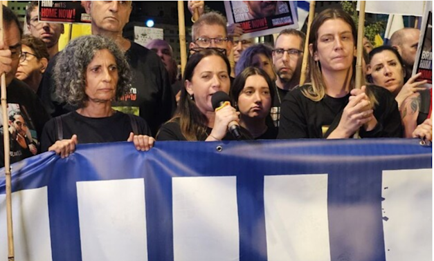 ענת אנגרסט בצעדה למען שחרור החטופים בירושלים / צילום: N12 ענת אנגרסט בצעדה למען שחרור החטופים בירושלים / צילום: N12