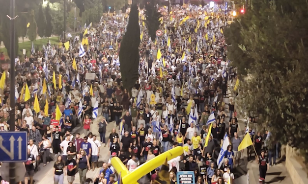 צעדת הענק בירושלים נעה לעבר מעונו של רוה''מ בקריאה ''כולם הביתה בעיסקה אחת !!!'' / צילום: יפעת יוגב צעדת הענק בירושלים נעה לעבר מעונו של רוה''מ בקריאה ''כולם הביתה בעיסקה אחת !!!'' / צילום: יפעת יוגב
