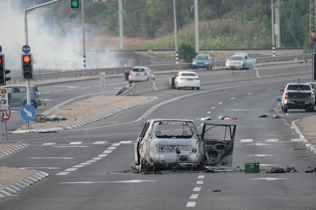 ''אני צופה כל שבוע בסרטונים מאותו יום כדי להזכיר לעצמי מה קרה''. שדרות, 7 באוקטובר / צילום: ap, Ohad Zwigenberg
