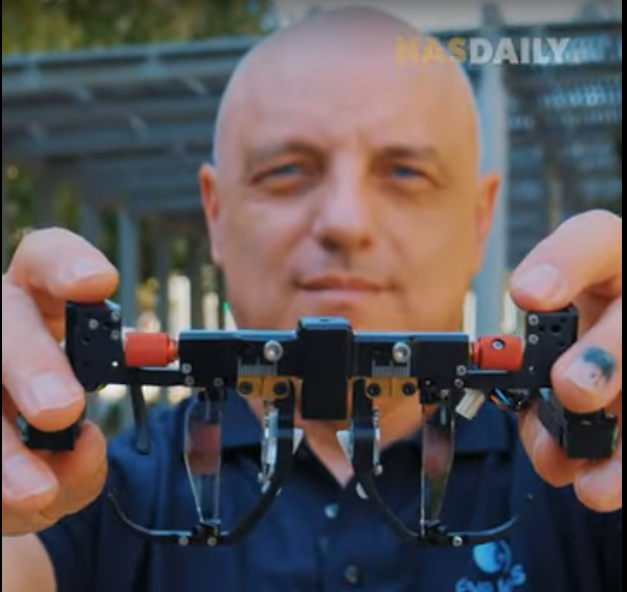 מנכ''ל החברה מציג דגם לניסויים במעבדה (מתוך סרטון של נאס דיילי) / צילום: Eyejets מנכ''ל החברה מציג דגם לניסויים במעבדה (מתוך סרטון של נאס דיילי) / צילום: Eyejets
