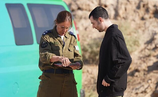 גיא גלבוע דלאל לצד קצינת צה''ל / צילום: דובר צה''ל
