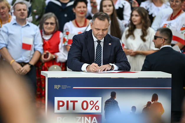 הנשיא  נברוצקי חותם על הפטור. מימש הבטחת בחירות שסייעה לו לנצח / צילום: Reuters, Artur Widak הנשיא  נברוצקי חותם על הפטור. מימש הבטחת בחירות שסייעה לו לנצח / צילום: Reuters, Artur Widak