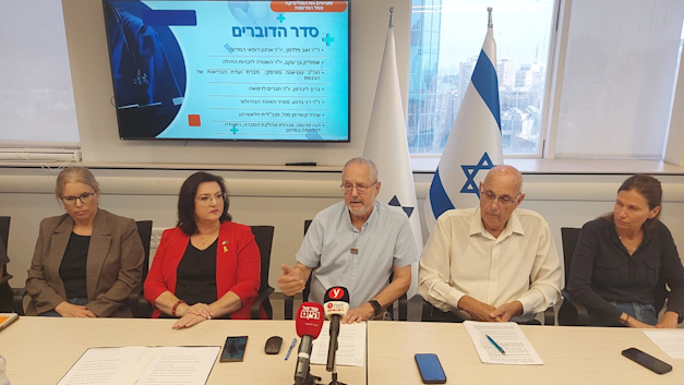 ד''ר זאב פלדמן (במרכז), יו''ר ארגון רופאי המדינה; שמוליק בן יעקב, יו''ר האיגוד לזכויות החולה; ח״כ טטיאנה מזרסקי, חברת ועדת הבריאות של הכנסת / צילום: באדיבות האגודה לזכויות החולה וארגון רופאי המדינה