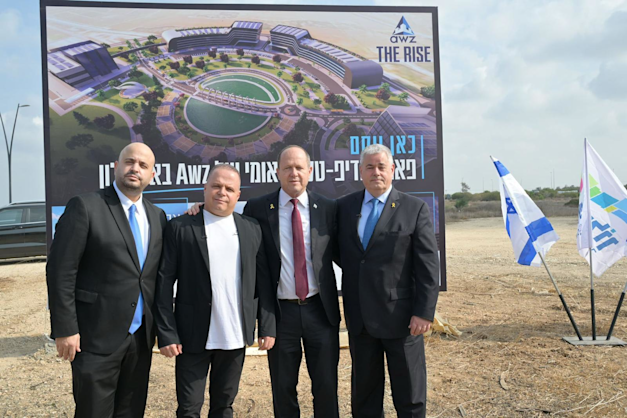 מימין: מייסד ומנכ''ל קבוצת AWZ ירון אשכנזי, שר הכלכלה ניר ברקת, ראש עיריית אשקלון תומר גלאם ומנכ''ל משרד הכלכלה מוטי גמיש / צילום: שלומי אמסלם