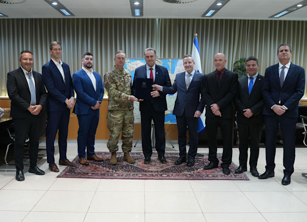 מעמד החתימה על העסקה בין רפאל למשרד הביטחון / צילום: אלעד מלכה, משרד הביטחון מעמד החתימה על העסקה בין רפאל למשרד הביטחון / צילום: אלעד מלכה, משרד הביטחון