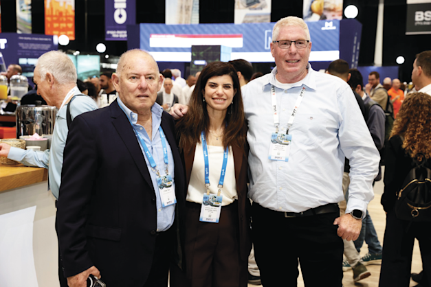 רונן גינזבורג מנכ''ל דניה סיבוס, ומנכ''לית האיגוד בשמת פלג סרצ'נסקי עם יו''ר האיגוד יגאל גוברין / צילום: שאולי לנדנר