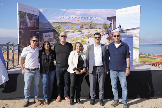 טקס להנחת אבן הפינה של מלון ''מטיילים אגמא''. טל ישועה, מנכ''ל משרד התיירות מיכאל יצחקוב, בת חן ישועה וראש המועצה האזורית עמק הירדן עידן גרינבאום / צילום: ספיר אדלר
