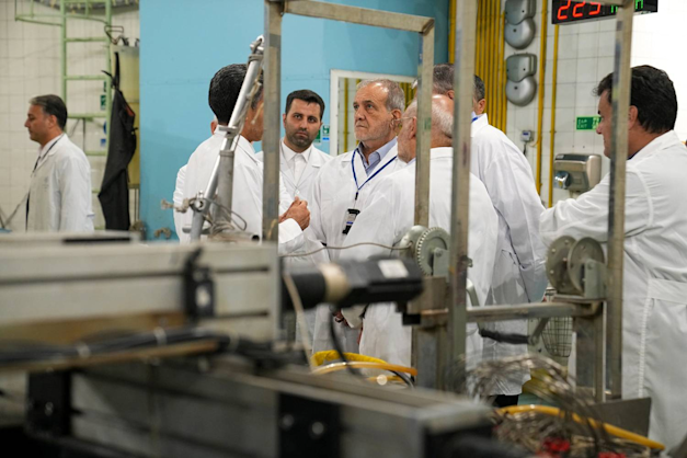 נשיא איראן מסעוד פזשקיאן בסוכנות לאנרגיה אטומית בטהרן בנובמבר. ''איבדו מדענים חשובים'' / צילום: ap, Atomic Energy Organization of Iran נשיא איראן מסעוד פזשקיאן בסוכנות לאנרגיה אטומית בטהרן בנובמבר. ''איבדו מדענים חשובים'' / צילום: ap, Atomic Energy Organization of Iran