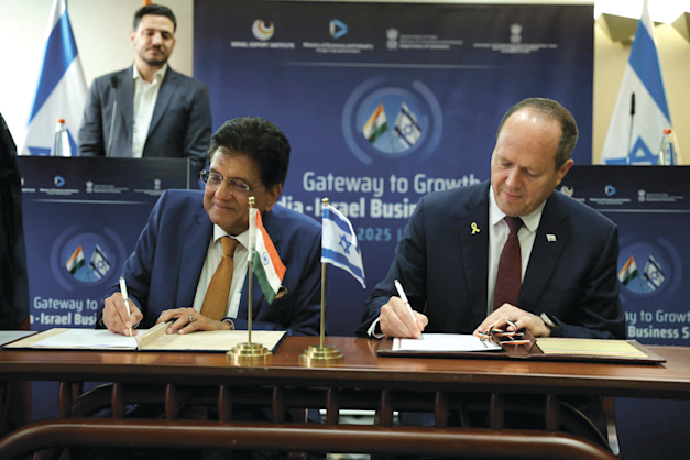 גויאל והשר ברקת, חותמים על מסמך העקרונות לקראת שיחות הסחר / צילום: לע''מ גויאל והשר ברקת, חותמים על מסמך העקרונות לקראת שיחות הסחר / צילום: לע''מ