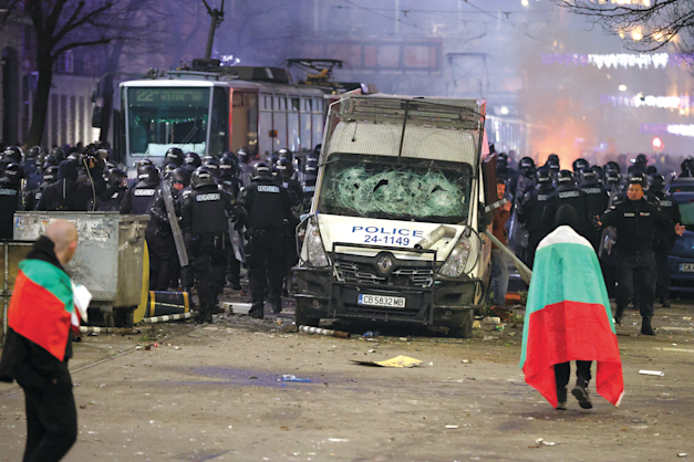 בולגריה. עשרות אלפי אזרחים יצאו לרחובות במחאות סוערות שפרצו ברחבי המדינה / צילום: Reuters בולגריה. עשרות אלפי אזרחים יצאו לרחובות במחאות סוערות שפרצו ברחבי המדינה / צילום: Reuters