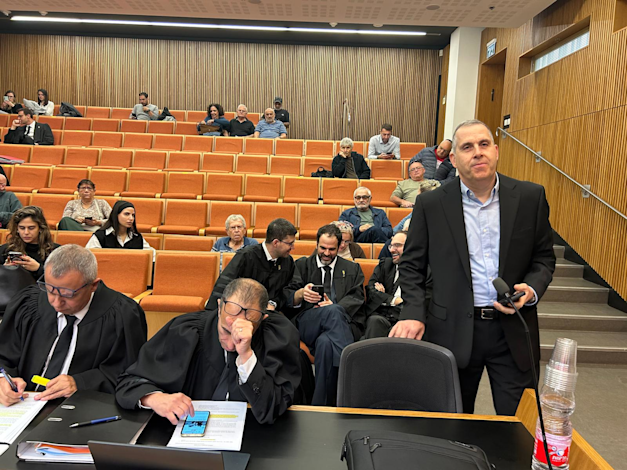 מימין: רו''ח אפי סנדרוב, המנהל המורשה שמינתה רשות שוק ההון לסלייס, בדיון היום מימין: רו''ח אפי סנדרוב, המנהל המורשה שמינתה רשות שוק ההון לסלייס, בדיון היום