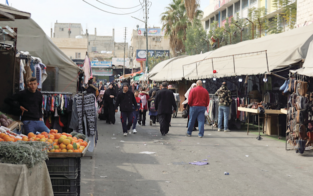 גלי הגירה מכבידים על הכלכלה. מחנה פליטים פלסטינים בעמאן / צילום: Reuters, Jehad Shelbak גלי הגירה מכבידים על הכלכלה. מחנה פליטים פלסטינים בעמאן / צילום: Reuters, Jehad Shelbak