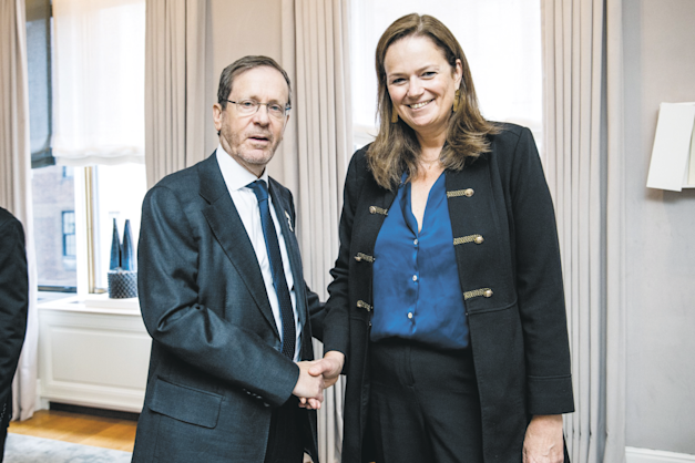 מנכ''לית אגודת הידידים סיגל אדר ונשיא המדינה יצחק הרצוג / צילום: חיים צח/לע''מ מנכ''לית אגודת הידידים סיגל אדר ונשיא המדינה יצחק הרצוג / צילום: חיים צח/לע''מ