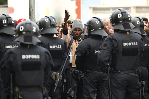 עימותים עם שוטרים בעת פינוי מהגרים בבדלונה, ספרד, השבוע / צילום: Reuters, Albert Gea עימותים עם שוטרים בעת פינוי מהגרים בבדלונה, ספרד, השבוע / צילום: Reuters, Albert Gea