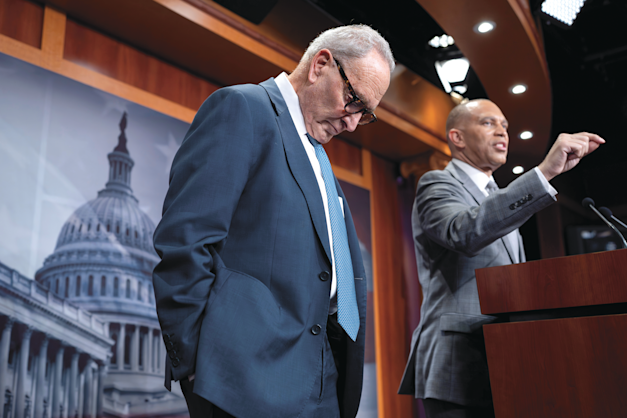 האקים ג'פריס (מימין) וצ'אק שומר, מנהיגי המיעוט בבית הנבחרים ובסנאט. חלוקים מבחינת היתרון המפלגתי / צילום: ap, J. Scott Applewhite