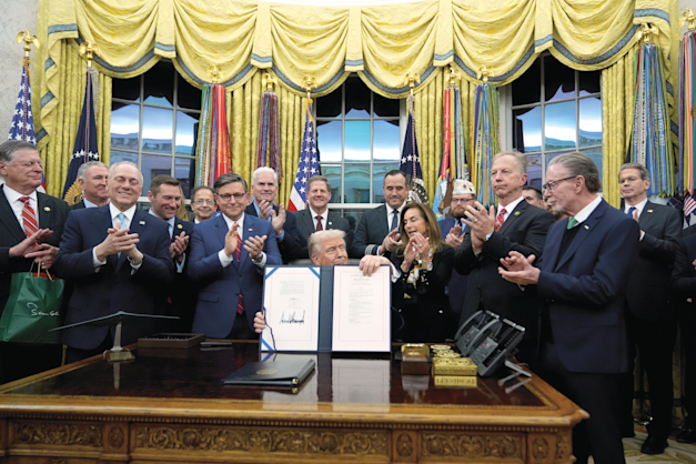 טראמפ ובכירי הקונגרס אחרי החתימה על ההסכמות. מנעו את המשך השבתת הממשל באמצע נובמבר / צילום: ap, Jacquelyn Martin