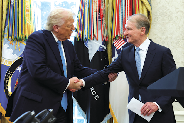 דונלד טראמפ ויו''ר ה־SEC  פול אטקינס בטקס ההשבעה שלו / צילום: Reuters, Kevin Lamarque