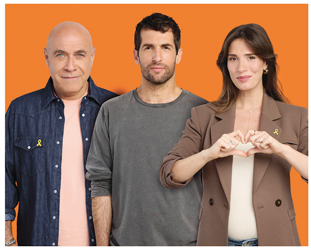 שורד השבי שגיא דקל חן, לצד הפרזנטורים של הבנק - דביר בנדק וחן אמסלם / צילום: עופר חג'יוב