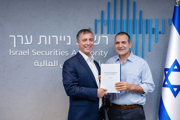 יו''ר הוועדה לשינוי מבנה הדוחות, פרופ' אסף חמדני, ויו''ר רשות ני''ע, ספי זינגר / צילום: ענבל מרמרי