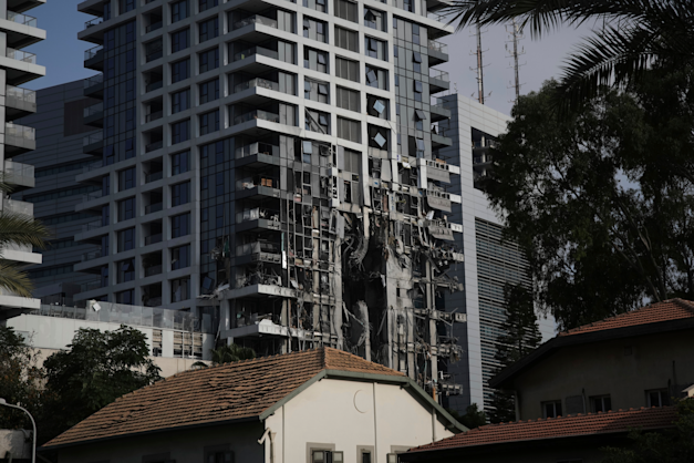 מגדלי דה וינצ'י לאחר פגיעת הטיל מאיראן. ''מאמינים שבתוך כ־18 חודשים נהיה כבר אחרי האירוע'' / צילום: AP, Leo Correa מגדלי דה וינצ'י לאחר פגיעת הטיל מאיראן. ''מאמינים שבתוך כ־18 חודשים נהיה כבר אחרי האירוע'' / צילום: AP, Leo Correa