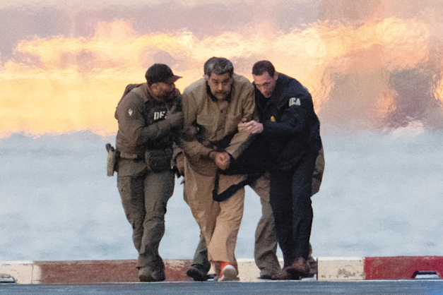 נשיא ונצואלה ניקולס מדורו מלווה לבית המשפט האמריקאי, ניו יורק, השבוע / צילום: Reuters, ADAM GRAY נשיא ונצואלה ניקולס מדורו מלווה לבית המשפט האמריקאי, ניו יורק, השבוע / צילום: Reuters, ADAM GRAY