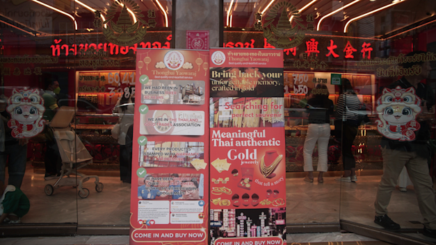 קניית זהב בתאילנד. 40% מהביקושים מקורם בתכשיטים / צילום: Reuters, Piti Anchaleesahakorn