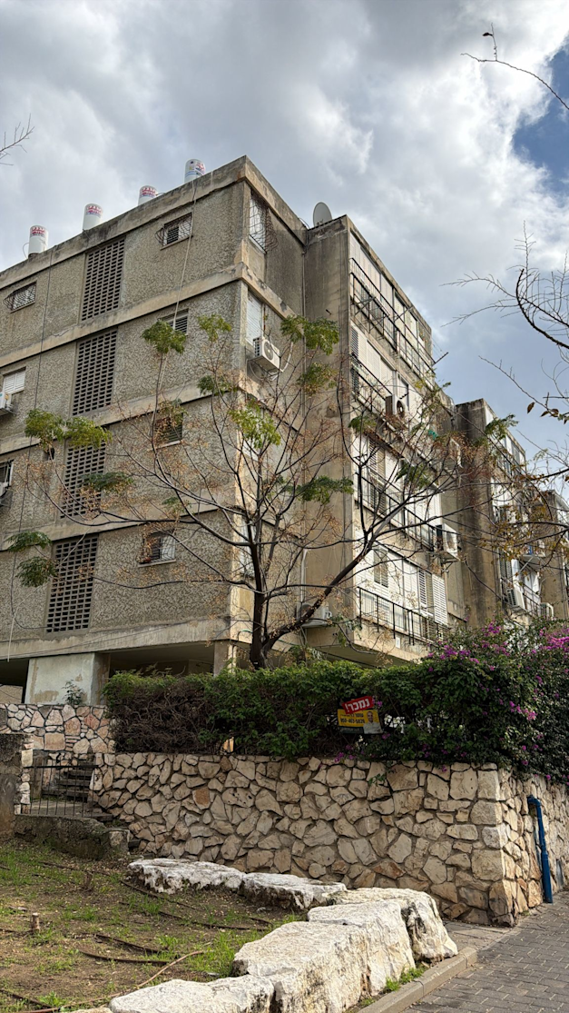 הבניין ברחוב סר ג'ון מונש 30 בשכונת יד אליהו בתל אביב / צילום: עומר לוי