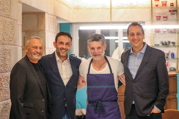 השף אסף גרניט עם יוני היילברון, אלעד פרנקל ודני הררי / צילום: שלומי יוסף