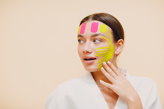 מתיחת פנים עם דבק / צילום: Shutterstock