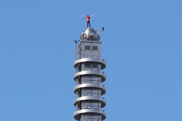 אלכס הונולד על קצה ''טאיפיי 101'' / צילום: ap, Chiang Ying-ying אלכס הונולד על קצה ''טאיפיי 101'' / צילום: ap, Chiang Ying-ying