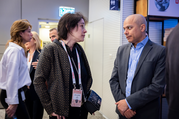 ידין ענתבי מנכ''ל בנק הפועלים, ואלונה בר־און מו''ל גלובס / צילום: כדיה לוי/שלומי יוסף ידין ענתבי מנכ''ל בנק הפועלים, ואלונה בר־און מו''ל גלובס / צילום: כדיה לוי/שלומי יוסף