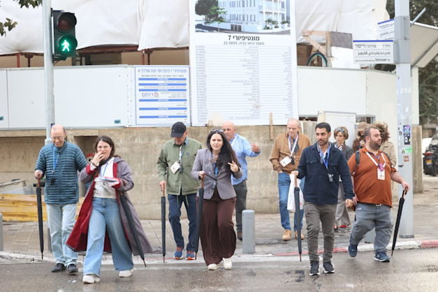 הליכה במרחבים העירוניים / צילום: שלומי יוסף
