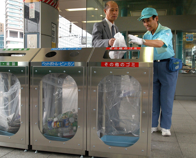 פחי אשפה בתחנת הרכבת בטוקיו / צילום: ap, KOJI SASAHARA