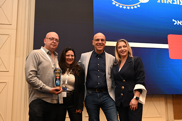 נציגי החברה עם מנהלי הכנס / צילום: ליאת מנדל נציגי החברה עם מנהלי הכנס / צילום: ליאת מנדל