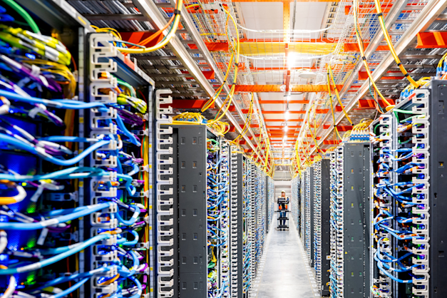 ענקיות הענן רוצות להחליש את התלות באנבידיה. חוות שרתים של אמזון / צילום: Reuters, Noah Berger for AWS