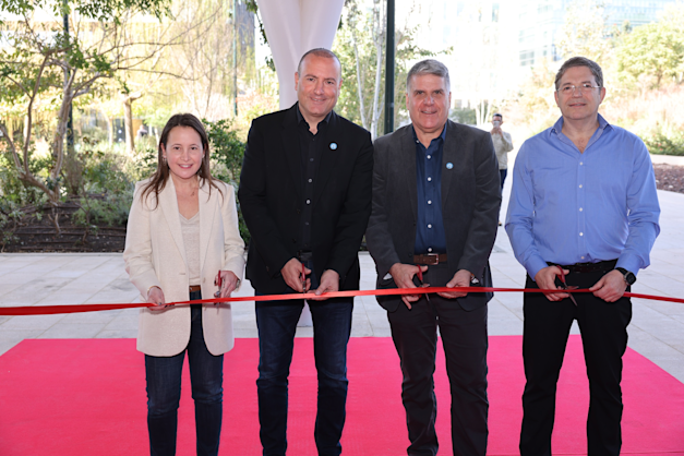 יו''ר רשות החדשנות ד''ר אלון סטופל, נשיא אפלייד מטיריאלס ישראל עופר גרינברגר, ראש עיריית רחובות מתן דיל ומנכ''לית גב ים נטלי משען זכאי / צילום: גלעד קוולרצ'יק יו''ר רשות החדשנות ד''ר אלון סטופל, נשיא אפלייד מטיריאלס ישראל עופר גרינברגר, ראש עיריית רחובות מתן דיל ומנכ''לית גב ים נטלי משען זכאי / צילום: גלעד קוולרצ'יק