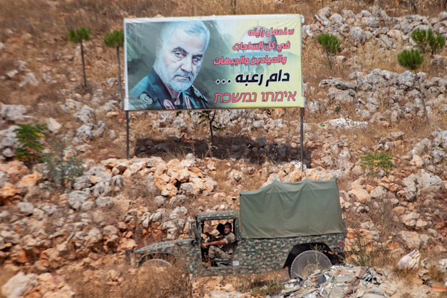 שלט בלבנון לאחר חיסול מפקד כוח קודס קאסם סולימאני. הארגון נאמן לקיצוניות הדתית / צילום: ap, Ariel Schalit