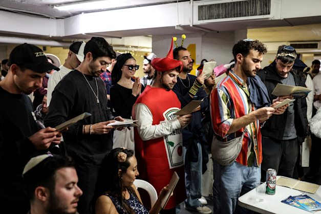 קריאת מגילת אסתר בחניון תת קרקעי המשמש כמקלט, השבוע בתל אביב / צילום: Reuters, רונן זבולון