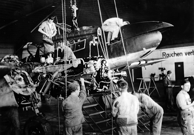 מפעל לייצור מטוסים, מתוך התעמולה הנאצית, 1940. מתוך התקציב, 73%-80% הופנו להוצאות צבאיות / צילום: Reuters, Berliner Verlag/Archiv