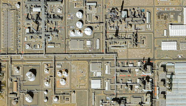 מכליות נפט בנמל ינבוע - היעד הסופי של הצינור שנועד לעקוף את המצור בהורמוז / צילום: Shutterstock מכליות נפט בנמל ינבוע - היעד הסופי של הצינור שנועד לעקוף את המצור בהורמוז / צילום: Shutterstock