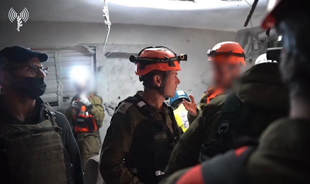 מפקד פיקוד העורף אלוף שי קלפר בזירת הפגיעה ברמת גן / צילום: דובר צה''ל