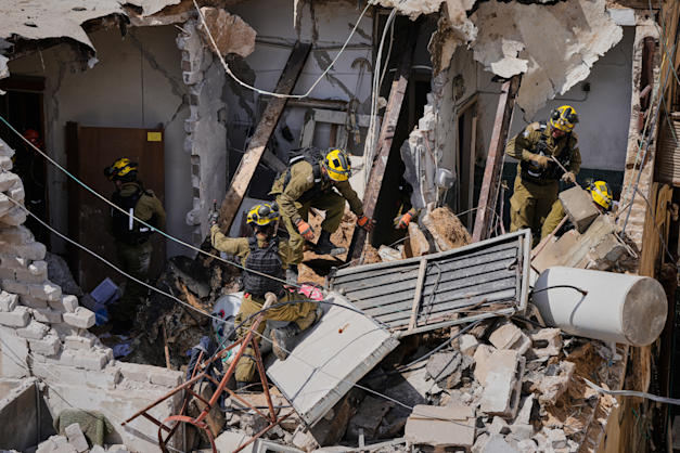 זירת נפילה בתל אביב באחד המטחים מאיראן / צילום: ap, Maya Levin זירת נפילה בתל אביב באחד המטחים מאיראן / צילום: ap, Maya Levin