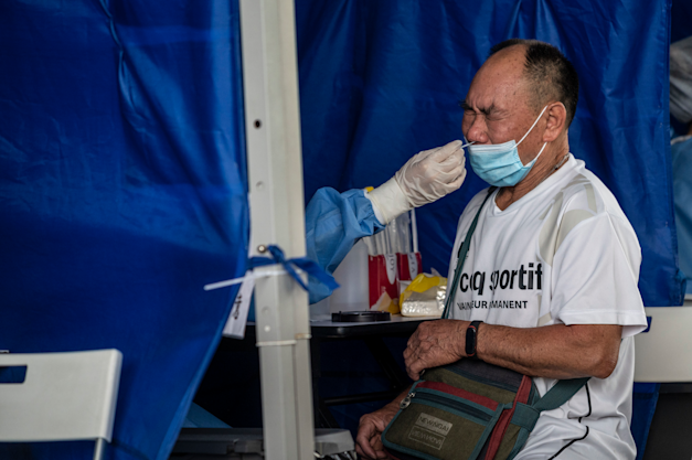 בדיקת קורונה בהונג קונג / צילום: Reuters, Vernon Yuen