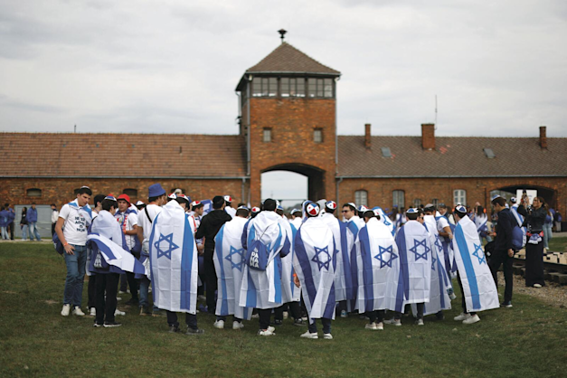 משתתפי ''צעדת החיים'' באתר מחנה ההשמדה אושוויץ II-בירקנאו, השבוע / צילום: Reuters, Kacper Pempel משתתפי ''צעדת החיים'' באתר מחנה ההשמדה אושוויץ II-בירקנאו, השבוע / צילום: Reuters, Kacper Pempel