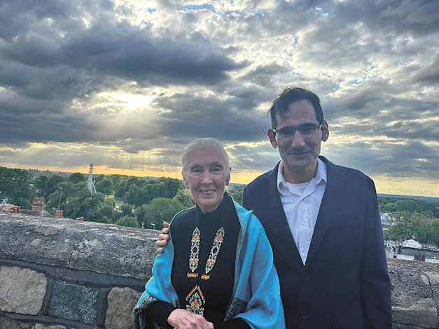 ד''ר איתי רודמן עם חוקרת השימפנזים הנודעת ד''ר ג'יין גודול / צילום: פרטי