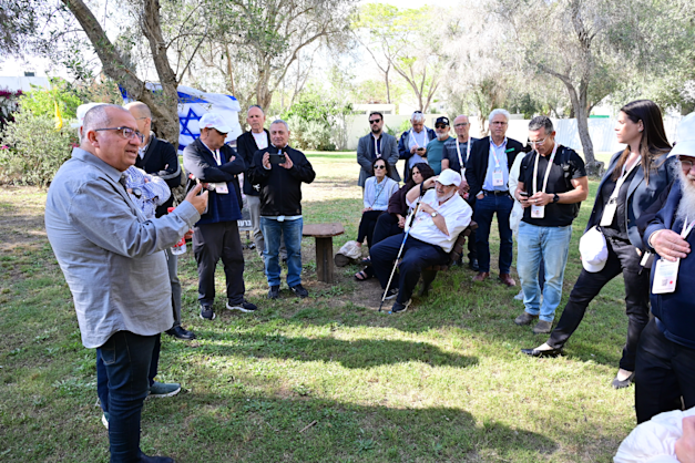 סיור בכפר עזה במסגרת ועידת הדרום לעסקים של גלובס, בהובלת איש התקשורת שמעון אלקבץ / צילום: תמר מצפי סיור בכפר עזה במסגרת ועידת הדרום לעסקים של גלובס, בהובלת איש התקשורת שמעון אלקבץ / צילום: תמר מצפי